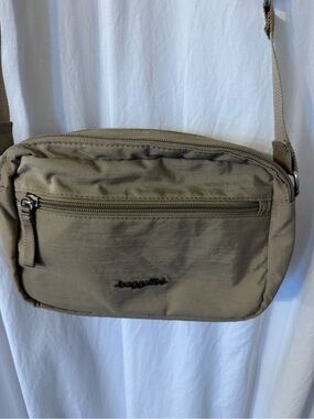 Baggallini Crossbody Bag in Taupe Holds All your Goods!!! Vacation, Travel, 🧳